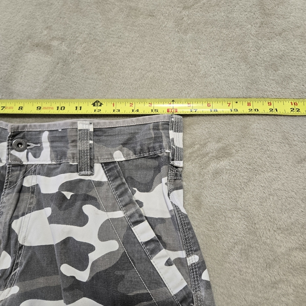 Levis Gray Camo Cargo Shorts Mens Size 32 Bermuda Style Utility Shorts Camoflage - Picture 5 of 8